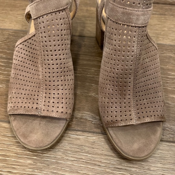 Franco Sarto Hartlet2 Suede Perforated Peep Toe Block Heel Sandals Taupe Sz 8.5 - Picture 2 of 8